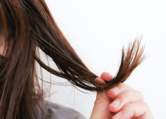 うねり知らずの髪を手に入れる方法：美しい髪のための5つのステップ